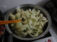 腊肉炒菜花做法图解3)