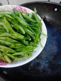 自制豆角炒肉做法图解3)