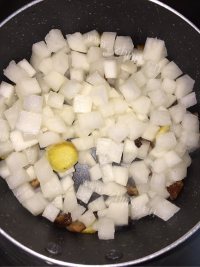 咸香的肉末焖萝卜做法图解2)