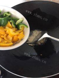 美味的彩椒炒鱿鱼做法图解5)