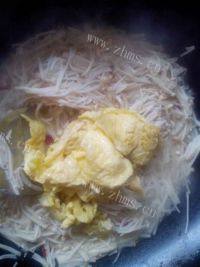 家常菜金针菇炒鸡蛋做法图解6)