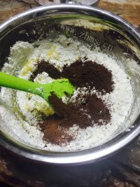 喷香的巧克力趣多多做法图解1)