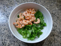 美味的芹菜虾肉鸡蛋饼做法图解2)