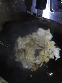 家常菜酸菜猪肉炖粉条做法图解4)