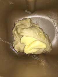 自制吞拿鱼沙拉面包做法图解4)