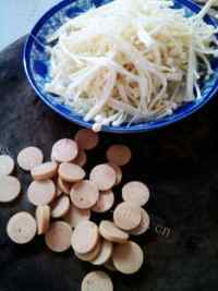 美味的金针菇鸡蛋饼做法图解2)
