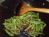 家常菜肉末炒四季豆做法图解4)