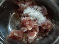 诱人的包菜炒肉做法图解2)