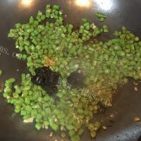 油而不腻的橄榄菜炒豆角做法图解5)