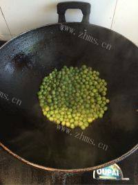 美味的豌豆焖饭做法图解4)