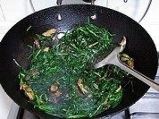 美味的韭菜炒香菇做法图解7)