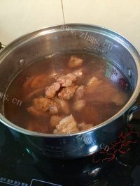 美味的莲藕排骨汤做法图解7)
