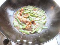 自制肉片焖豆角做法图解8)