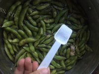 五香水煮毛豆做法图解3)