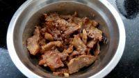 美味的菠萝炒肉做法图解6)