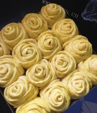 自制玫瑰花面包做法图解7)