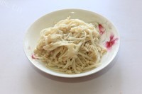 色味俱佳的凉拌金针菇做法图解7)