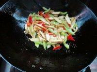 色味俱佳的芹菜炒豆干做法图解5)