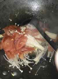 色味俱佳的金针菇炒鸡蛋做法图解2)