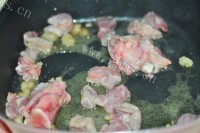 美味的胡萝卜羊肉烩饭做法图解3)