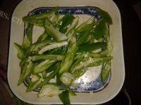 家常菜青椒炒花菜做法图解3)