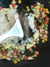 美味的什锦蛋炒饭做法图解6)