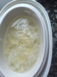 滋养桃胶皂角银耳羹做法图解2)
