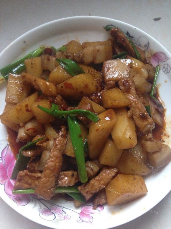 营养丰富的土豆烧肉