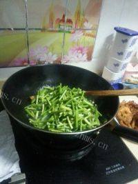 「首发」蒜薹炒肉做法图解5)