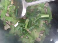 好吃不腻的肉片炒莴笋做法图解8)