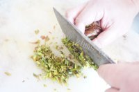 热腾腾的香椿炒鸡蛋做法图解2)