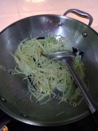 色泽不错的麻辣土豆丝做法图解6)