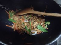 家常菜芹菜炒肉做法图解10)