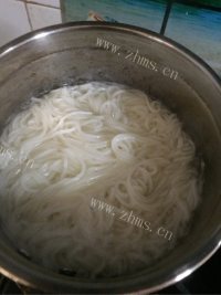 妈妈最爱的葱油拌面做法图解3)