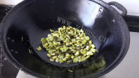 美味的咸菜炒双豆做法图解8)