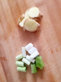 自制茶树菇黄豆猪蹄煲做法图解3)