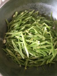 家常菜芸豆丝炒肉做法图解2)