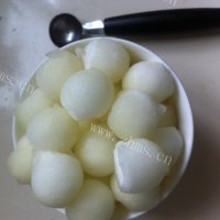 色味俱佳的冬瓜骨头汤做法图解4)