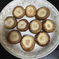 美味的香菇蒸鹌鹑蛋做法图解1)