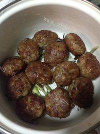 美味的狮子头做法图解10)