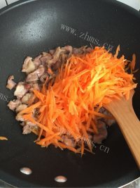美味的红萝卜炒肉做法图解5)