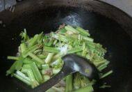 易做的芹菜炒肉做法图解4)
