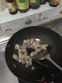 好吃的土豆茄子炖肉做法图解4)