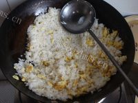 美味的咖喱蛋炒饭做法图解5)