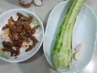 美味的丝瓜炒肉做法图解1)
