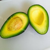 新鲜的牛油果奶昔 减肥做法图解1)