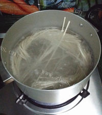 美味香菇火腿辣酱拌面做法图解2)