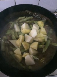 五花肉炖芸豆做法图解8)