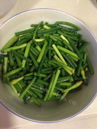 家常菜蒜苔炒肉做法图解1)