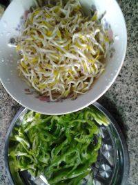 家常菜青椒炒绿豆芽做法图解1)
